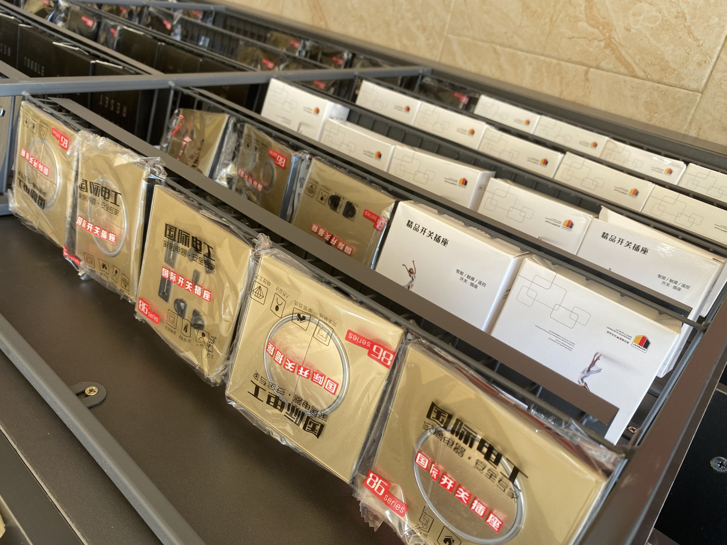 ComOne: Prise électrique doré et avec du verre trempé - Prise or de luxe - deux trous + 1 interrupteur