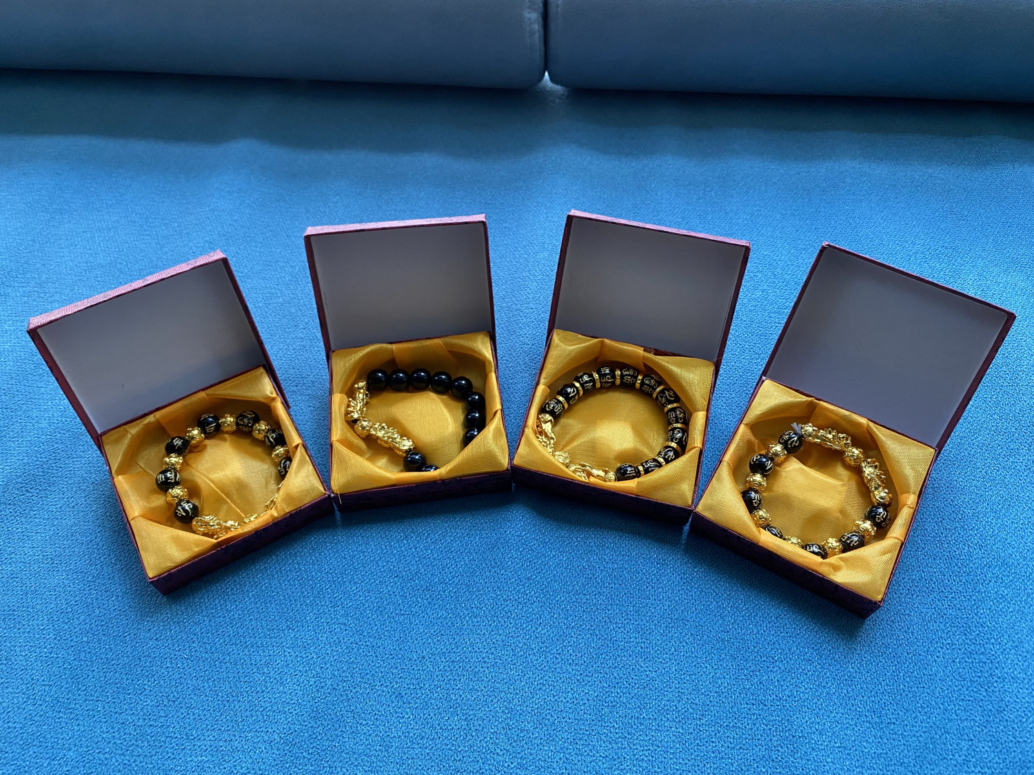 Bracelet Noir-Or pour hommes et femme en boite à bijoux