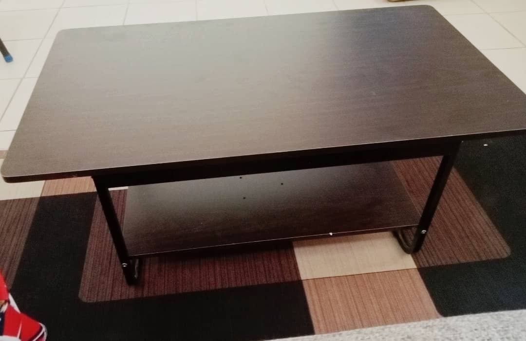 Table basse moderne de salon toute neuve en carton (couleur disponible: Noire, blanche et bois brun)