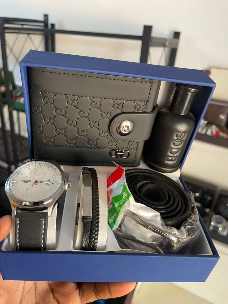 Coffret homme ( Montre + Bracelet + Ceinture + Porte monnaie + Parfum + Boîte)