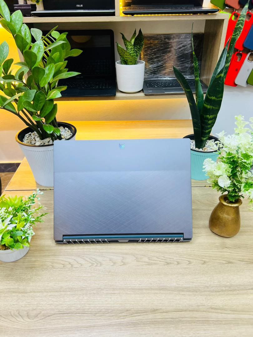 GAMING Laptop *Predator Triton 500 SE* corei7 11800H,  8Cores,16processorsGDDR6   11Th génération