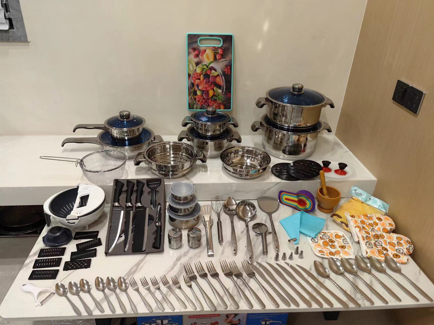 Ensemble accessoires de cuisine de 110pcs composé de marmites en acier inoxydable, ustensiles de cuisine ménagers, couverts,...